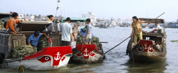 mekong-local-boats-chatting